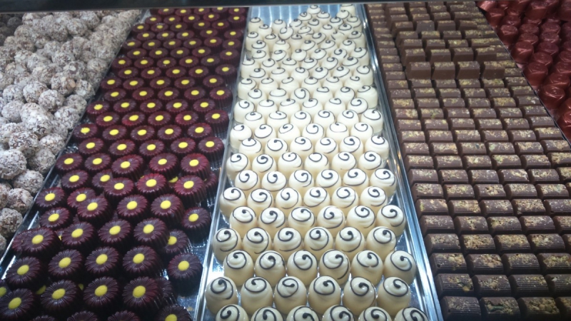 vente-ST LAURENT DU VAR-min_chocolates_milk_chocolate_white_chocolate_truffles_candy_food_treat_cacao-1213769